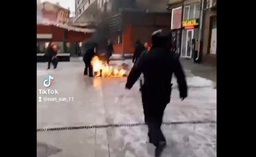 (VIDEO) Muškarac se zapalio u centru Moskve