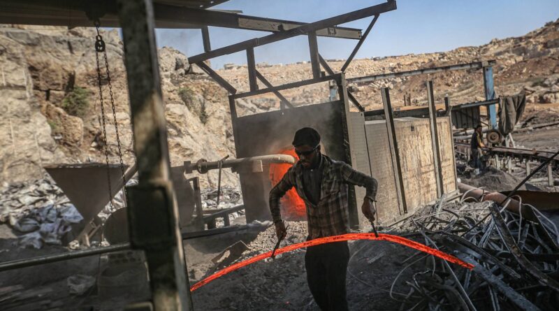 Mještani Idliba preživljavaju sakupljajući željezo na ruševinama vlastitih domova