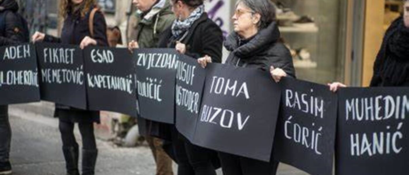 Žene u crnom organizovale su stajanje u crnini i ćutanju povodom godišnjice zločina u Štrpcima