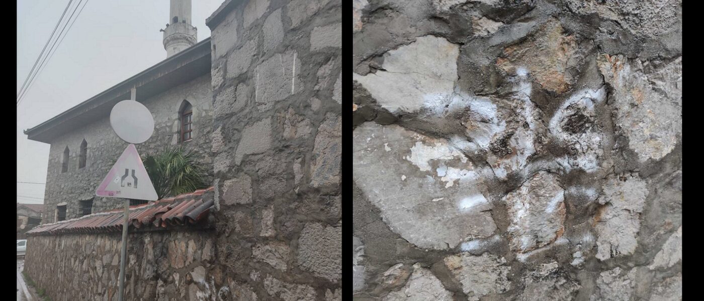 Oskrnavljena Osmanagića džamija u Podgorici. Na zidu ograde osvanuo krst sa četiri ocila