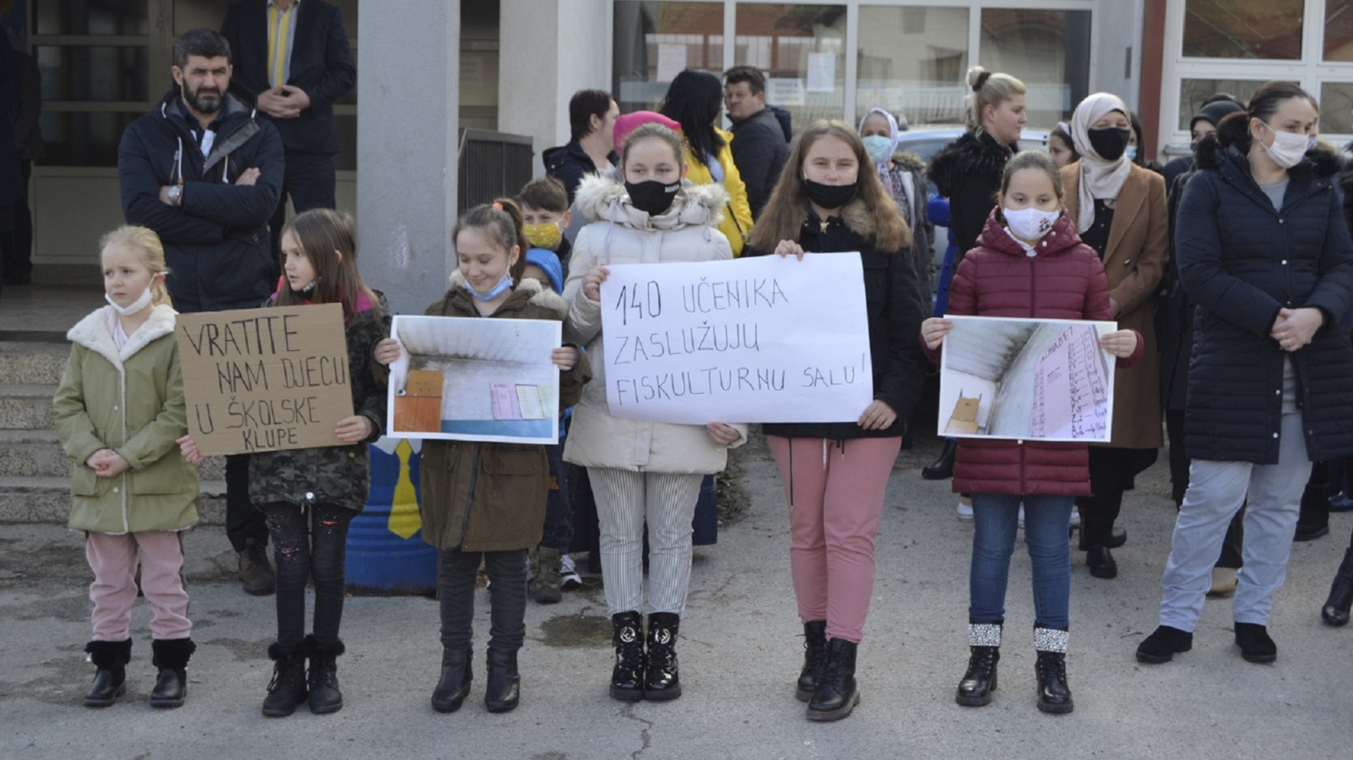 Protest roditelja djece koja pohađaju područnu školu u Potočarima