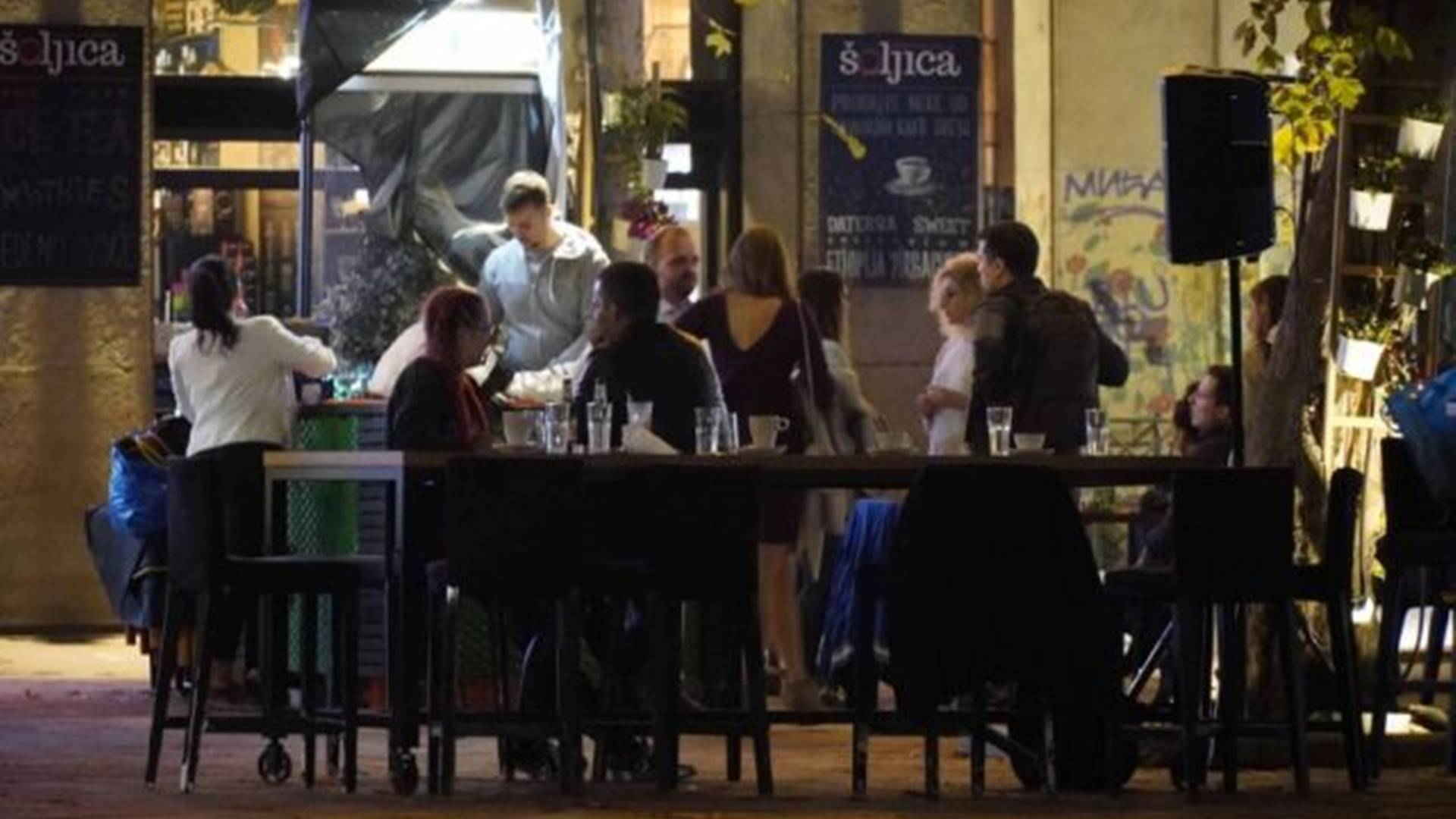 U Srbiji broj oboljelih od Covid-19 raste, Trgovine su otvorene, ljudi sjede u kafićima i restoranima