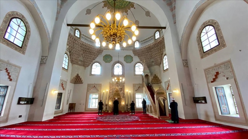 Džuma-namaz u praznoj Gazi Husrev-begovoj džamiji u Sarajevu