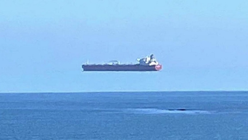 Pogledajte fotografiju 'broda koji lebdi iznad mora‘