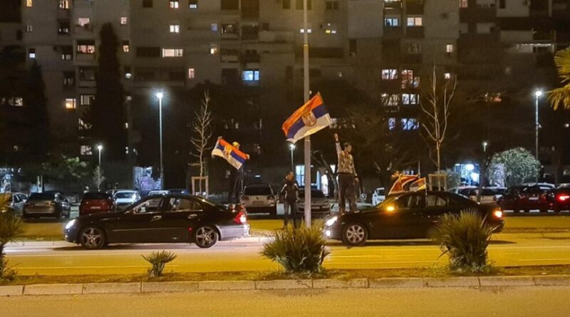 U Nikšiću i Podgorici slavlje nošene trobojke, zastave Srbije