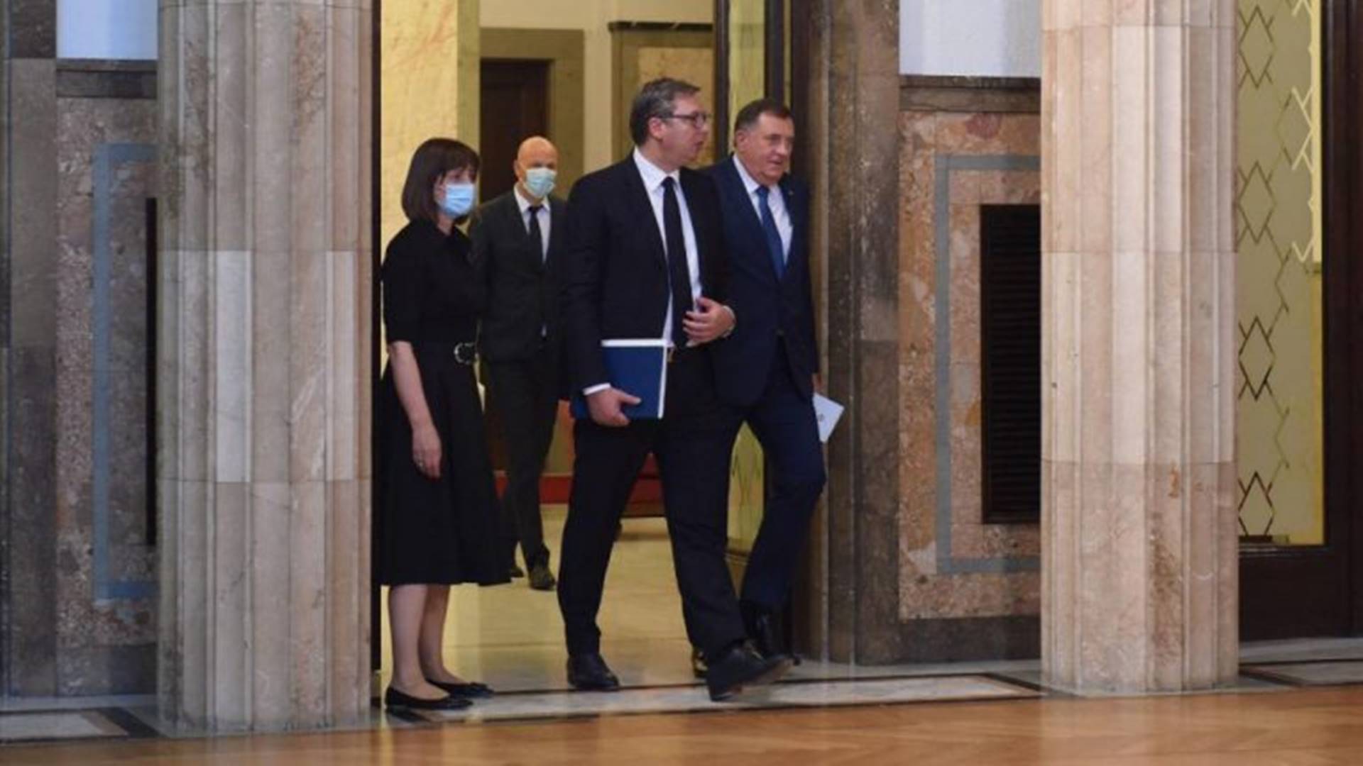Vučićeva namera je da utiša nestašnog Dodika