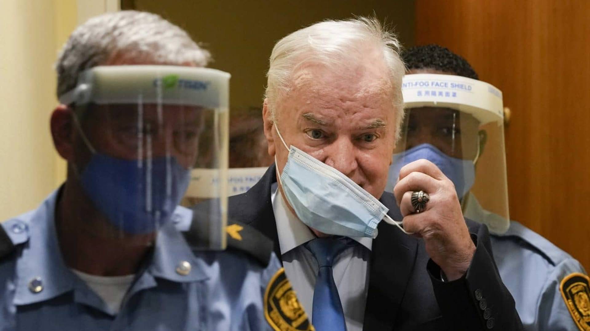 Sramno: U Srebrenici osvanuli plakati s likom Ratka Mladića FOTO