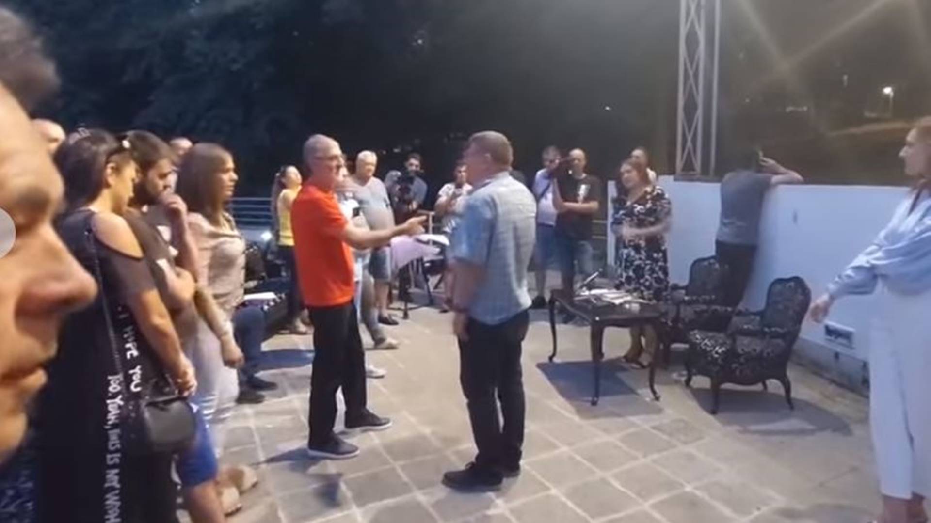 Haos u Aranđelovcu: Srpski zavetnici upali na promociju knjige i otjerali Basaru