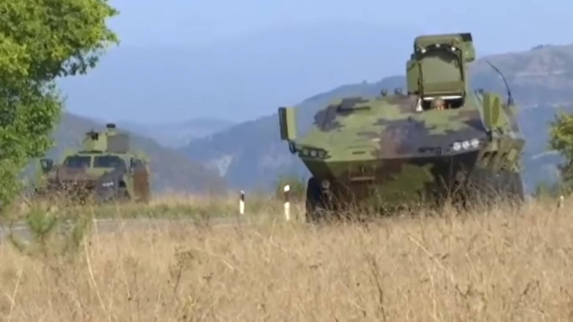 Alarmantno: četiri oklopna vozila srpske vojske došla su na dva kilometra od granice s Kosovom