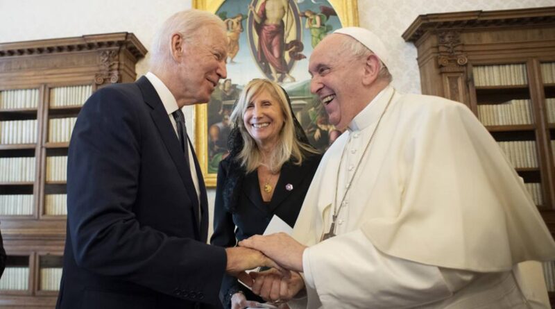 Biden: Pope told me that I should ‘keep receiving Communion’