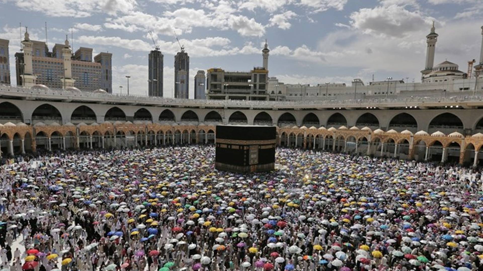 Vakcinisani vjernici u Velikoj džamiji u Meki molili se bez razmaka, ublažene su mjere