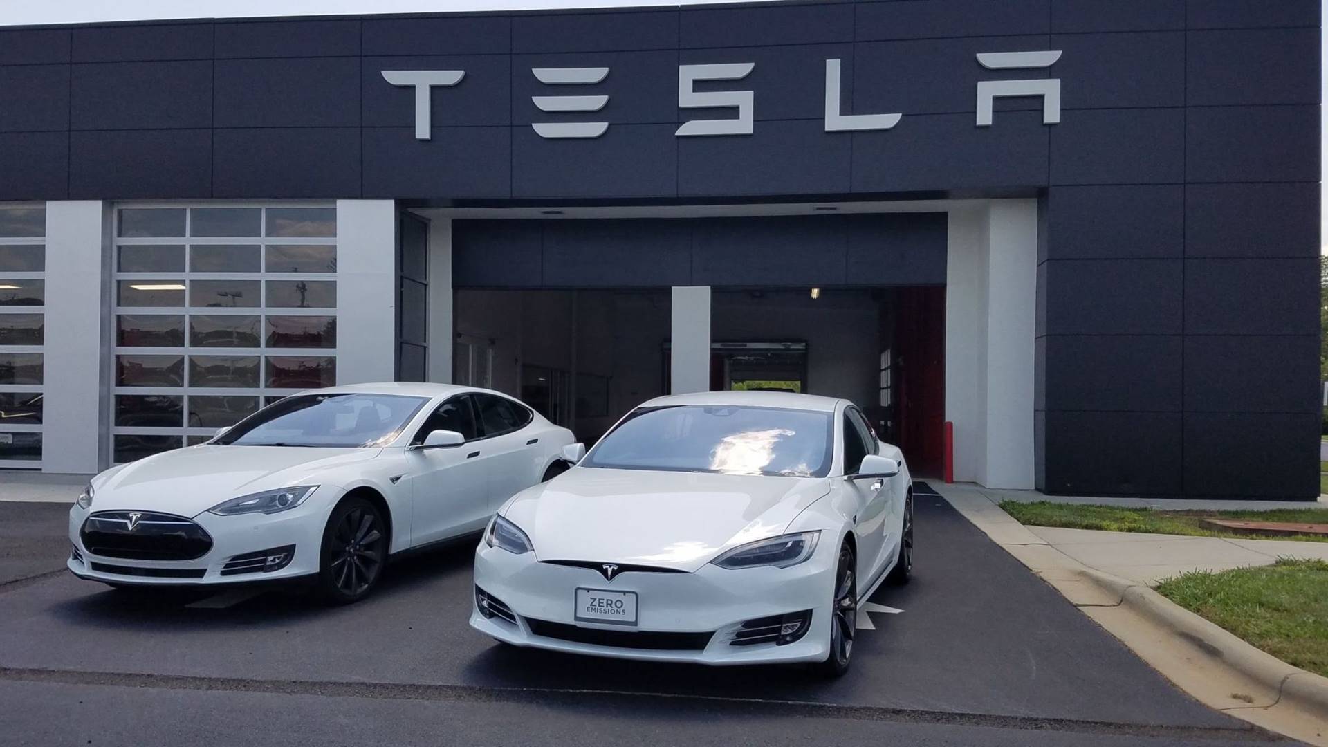 Tesla delivered 241.300 vehicles in the third quarter, topping expectations