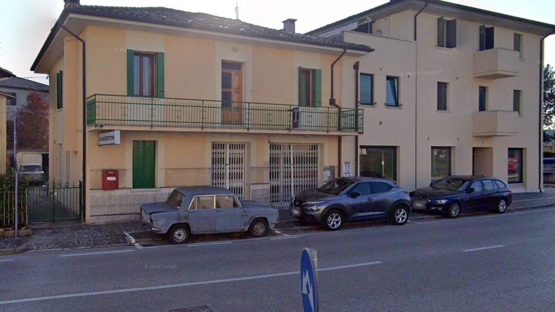 The mysterious car parked on same Italian street for 47 years becomes a tourist attraction