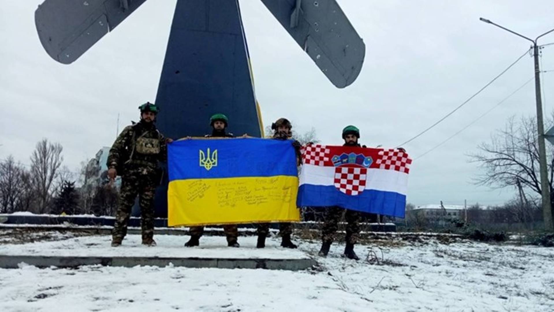 Ukrajinci u Bahmutu razvili hrvatsku zastavu i zahvalili se Hrvatima