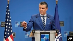 Sekretar odbrane Sjedinjenih Država Pete Hegseth govori tokom konferencije za medije nakon sastanka ministara odbrane NATO-a u sjedištu NATO-a u Briselu, 13. februara 2025.