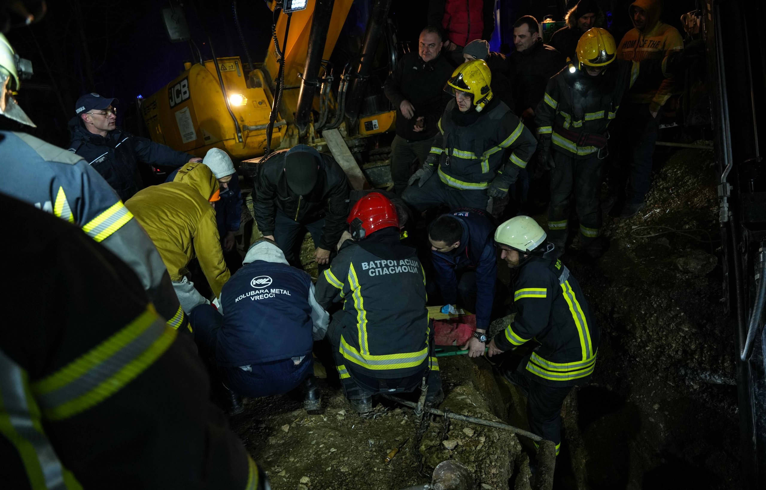 Nakon osam sati uspešno završena akcija spasavanja jednog od trojice radnika u Lazarevcu (VIDEO, FOTO) 4