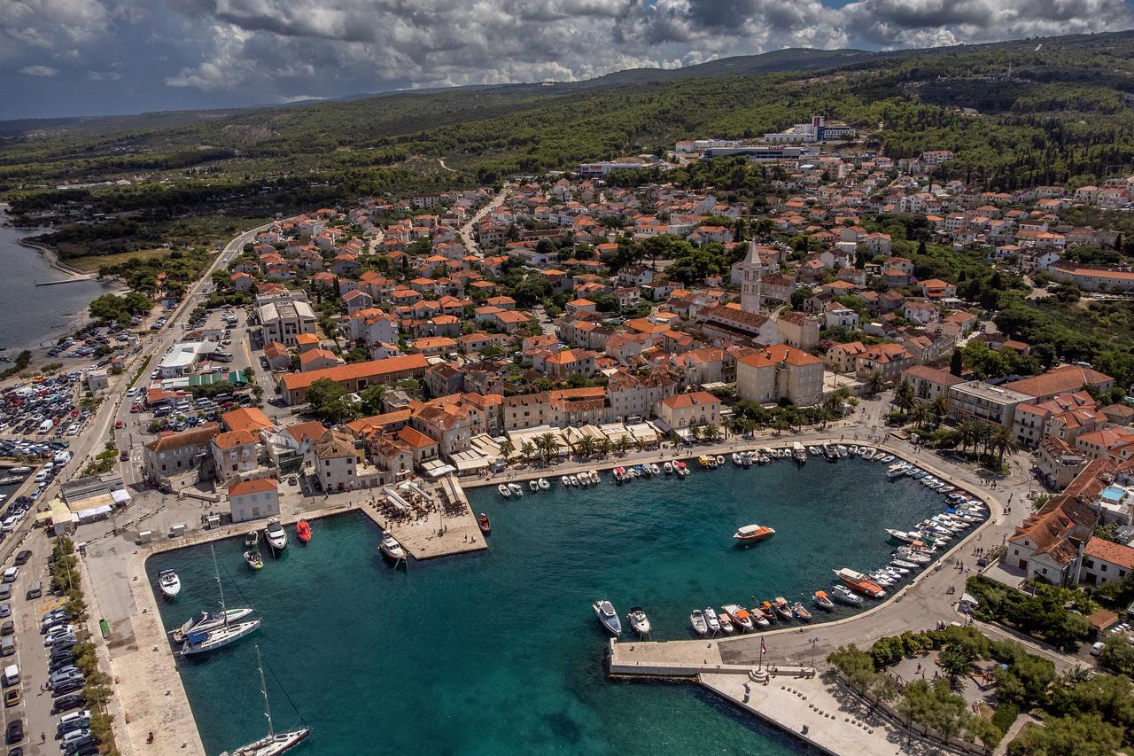 Pogled iz zraka na Supetar, najveće mjesto na otoku Braču