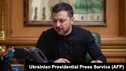 Ukrajinski predsjednik Volodymyr Zelenskyy razgovara tokom telefonskog razgovora s američkim predsjednikom dok sjedi u njegovoj kancelariji u Kijevu, usred ruske invazije na Ukrajinu, 12. februara 2025.