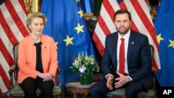 Potpredsjednik Sjedinjenih Američkih Država JD Vance sastaje se s predsjednicom Evropske komisije Ursulom von der Leyen tokom bilateralnog sastanka na marginama Samita umjetne inteligencije u Parizu, 11. februara 2025.