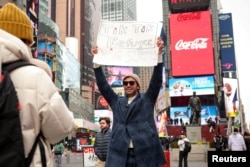 Influencer na društvenim mrežama snima video za svoj novi Xiaohongshu, takođe poznat kao RedNote, nakon što je napustio TikTok, na Times Squareu u Njujorku, 16. januara 2025.