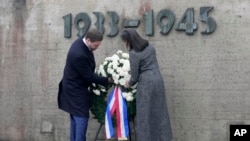 Potpredsjednik SAD-a JD Vance i druga dama Usha Vance položili su vijenac na Memorijalnom mjestu koncentracijskog logora Dachau u blizini Minhena, Njemačka, 13. februara 2025.