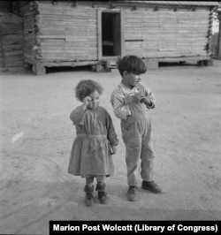 Fotografija Uprave za sigurnost farme iz 1938. snimljena u okrugu Robeson, N.C., označena je kao "indijanska djeca (mješanci) u blizini Maxtona, Sjeverna Karolina."