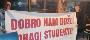 "Dobro nam došli dragi studenti": Građani Aleksinca u velikom broju i uz vatromet dočekali niške studente koji pešače do Kragujevca (VIDEO) 6