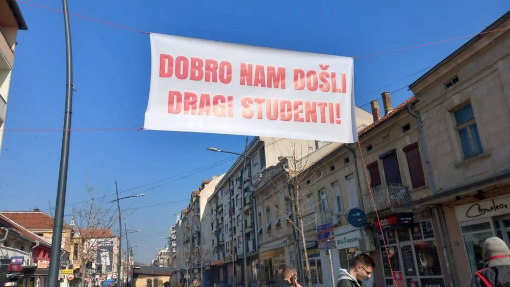 "Dobro nam došli dragi studenti": Građani Aleksinca u velikom broju i uz vatromet dočekali niške studente koji pešače do Kragujevca (VIDEO) 8