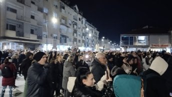 "Dobro nam došli dragi studenti": Građani Aleksinca u velikom broju i uz vatromet dočekali niške studente koji pešače do Kragujevca (VIDEO) 3