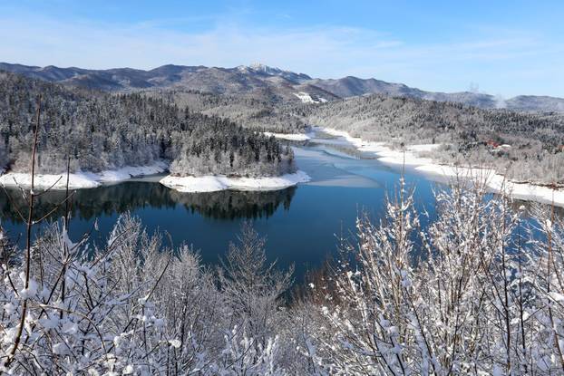 Lokve: Lokvarsko jezero i Risnjak pod snijegom