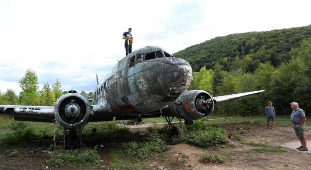 Vojni aerodrom &Zcaron;eljava, najve&cacute;i podzemni aerodrom i nekadašnja baza JNA