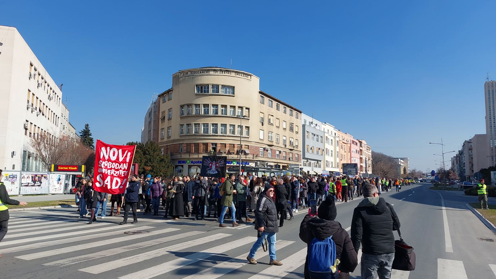 Održan skup "Potraga za rektorom u Novom Sadu": Zaposleni na Univerzitetu traže sednicu na kojoj će biti smenjen Dejan Madić 3